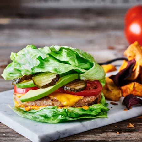 Kyllingeburger med salatbolle