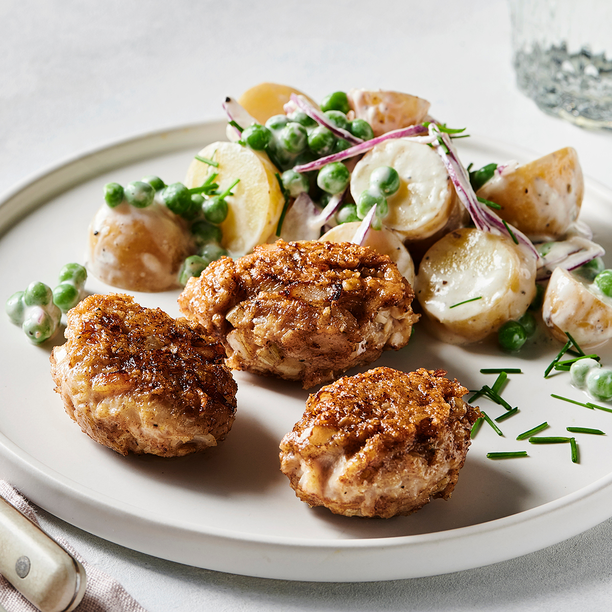 Kyllingefrikadeller og nem kartoffelsalat 1200x1200px