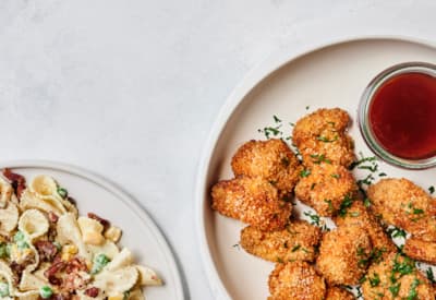 Bagte nuggets og cremet pastasalat
