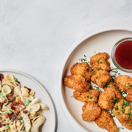 Sprøde ovnbagte nuggets og cremet pastasalat