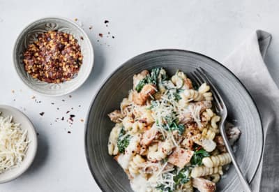 Hurtig pastaret med stegt kylling