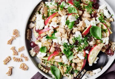 Pastasalat med æber, druer & stegt kylling