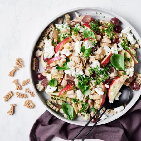 Pastasalat med æbler, druer & stegt kylling