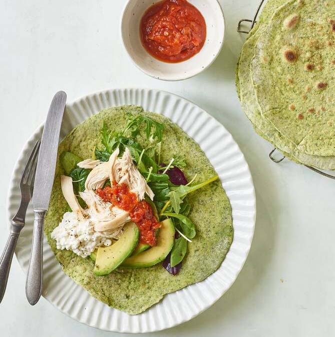 Spinat tortilla med kylling og avocado