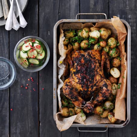 Kylling i urtemarinade med æble-pepperonifyld, bagte persillekartofler og lynsyltede agurker
