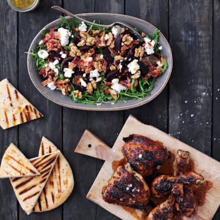Honning-sennepsmarinerede kyllingelår og salat med grillede rødbeder og fetaost