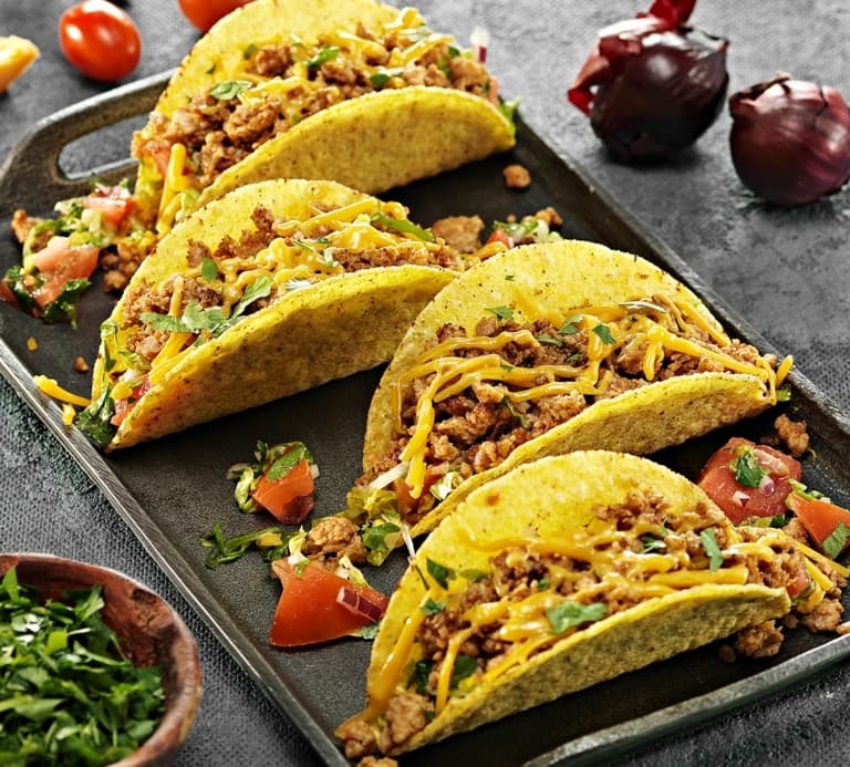 taco med hakket kylling og salsa