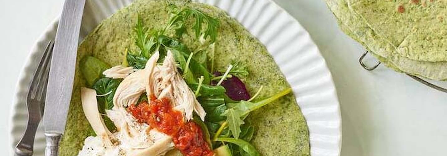 Spinat tortilla med kylling og avocado