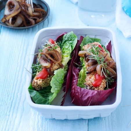Kyllingehotdogs i salat