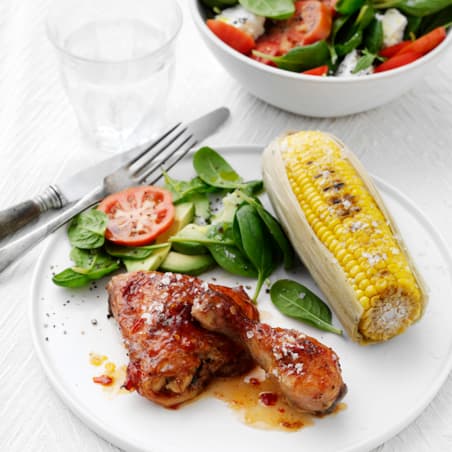 Spicy kyllingelår med grillede majskolber og sommersalat