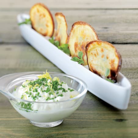 Fyldte kartoffelchips med rygeostdip